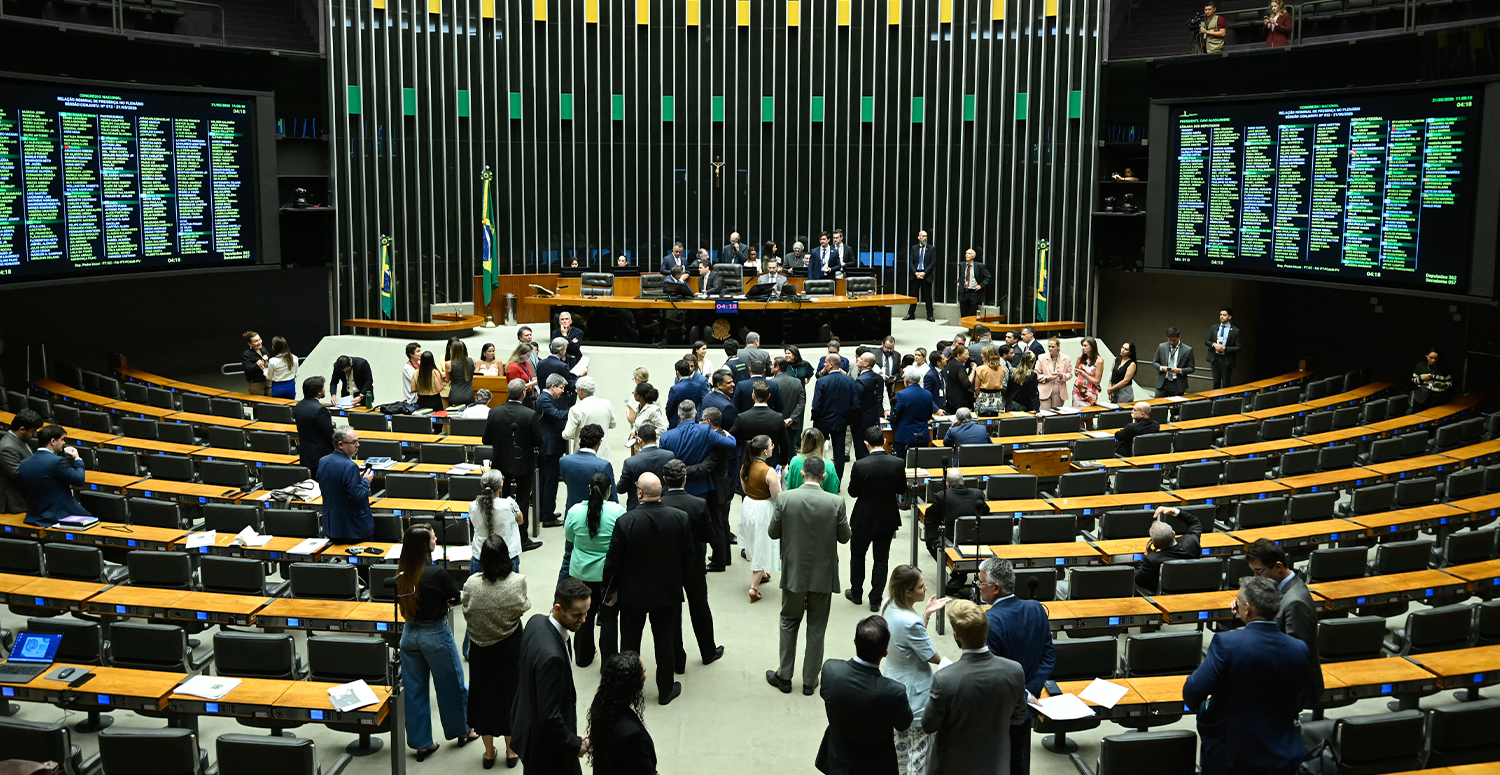 No momento, você está visualizando Câmara aprova fim da escala 6×1; veja proposta que avança ao Senado