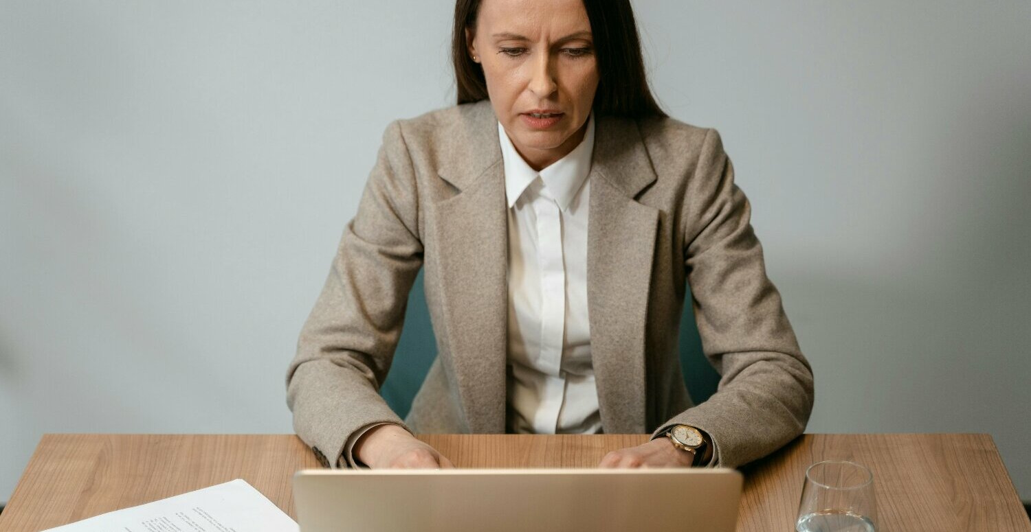Leia mais sobre o artigo Devedor Contumaz em 2026: a nova Portaria que pode vetar sua empresa de contratos públicos e parcelar dívidas